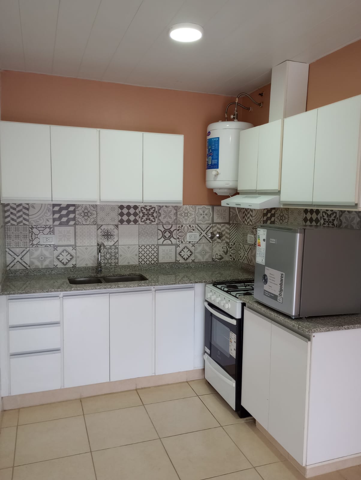 Apartamento por día completo con estacionamiento gratis, cocina y wifi