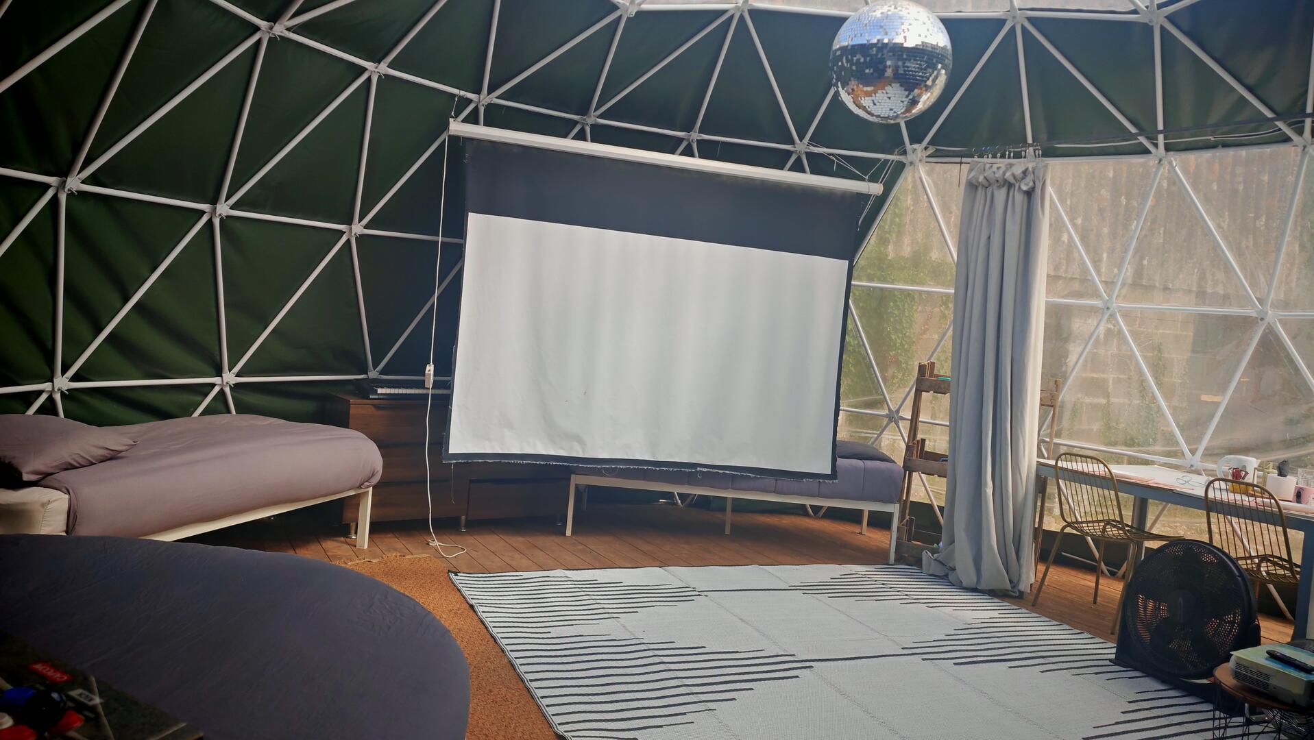 Lincoln Halo Dome With Hottub 3 beds, beds, Projector - Groups OK