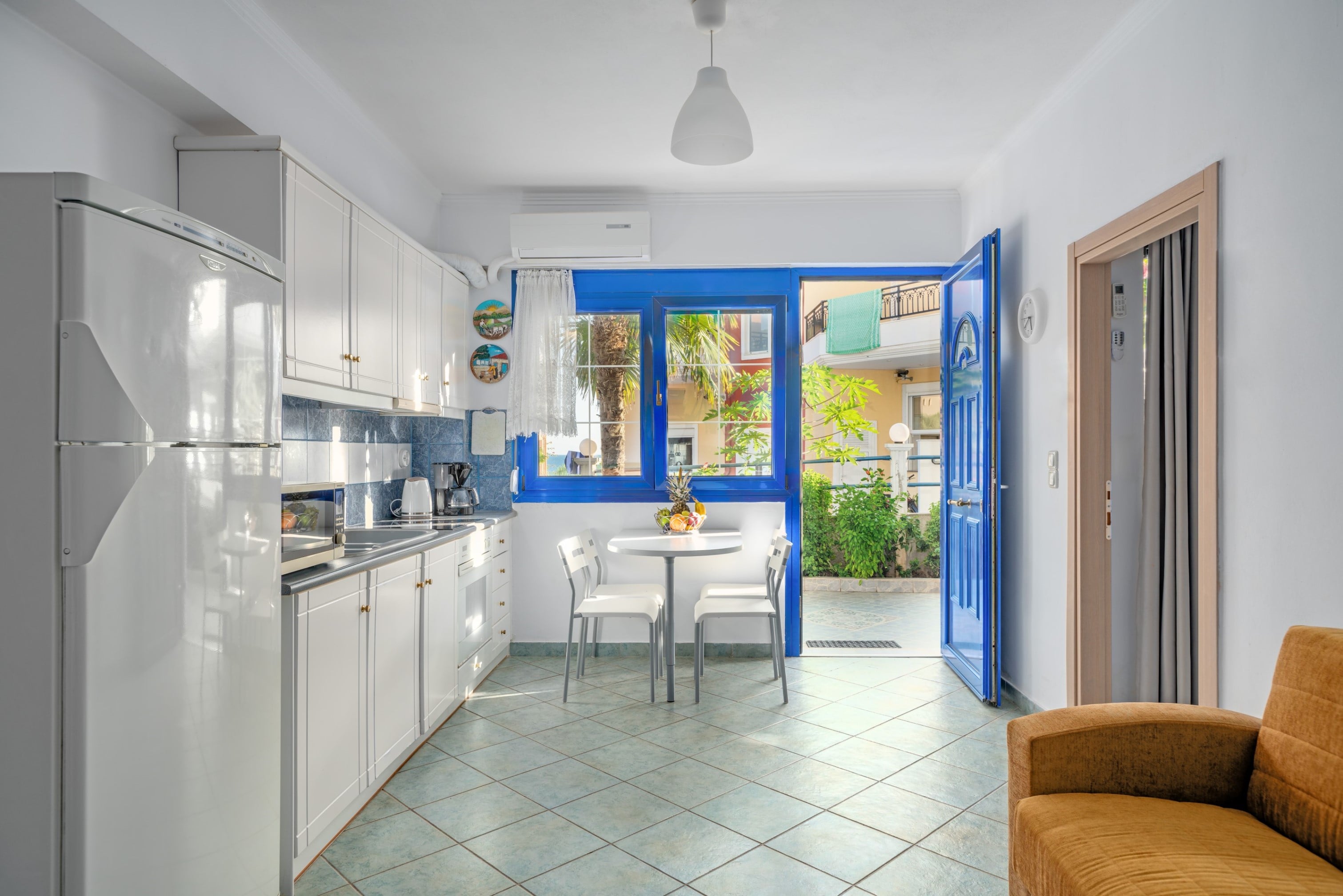 Familyapartment on groungfloor with seperate rooms, kitchen and veranda 