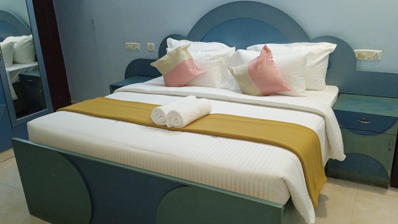  Bath-Tub Luxury Room