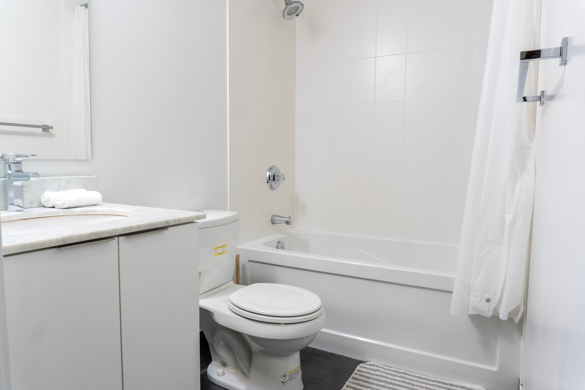 1805-2Bdr+ Den, 4-Bed, CN Tower View with parking
