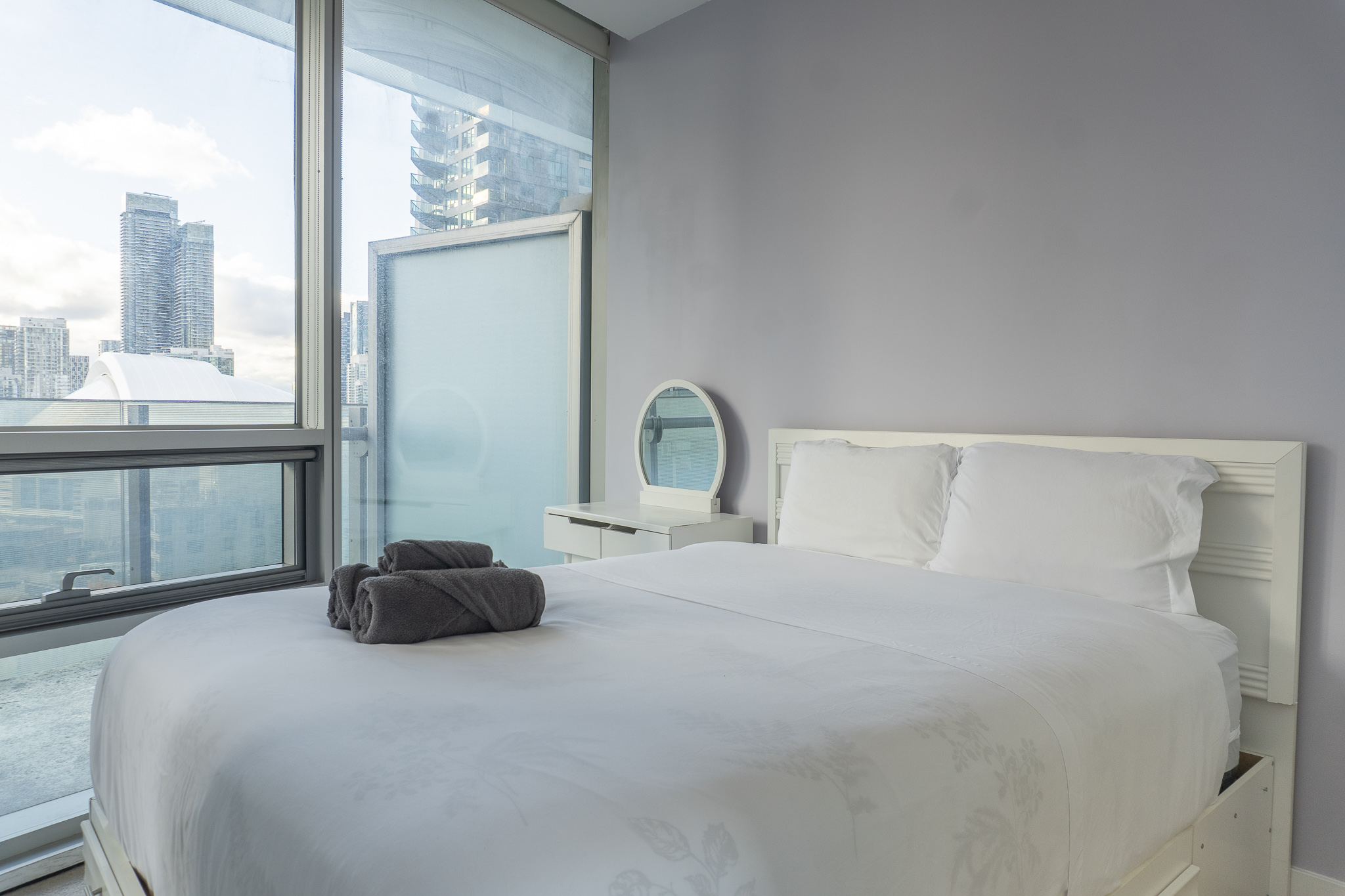1805-2Bdr+ Den, 4-Bed, CN Tower View with parking