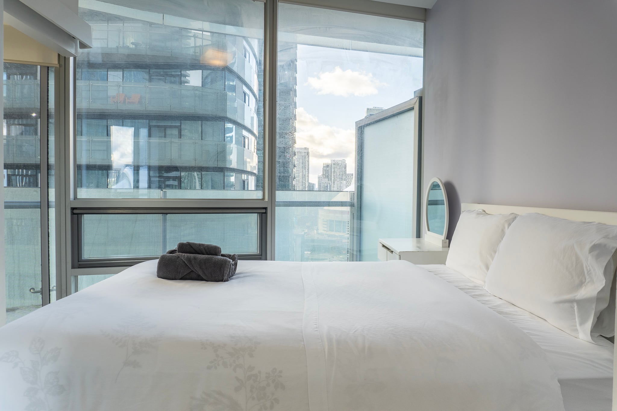 1805-2Bdr+ Den, 4-Bed, CN Tower View with parking
