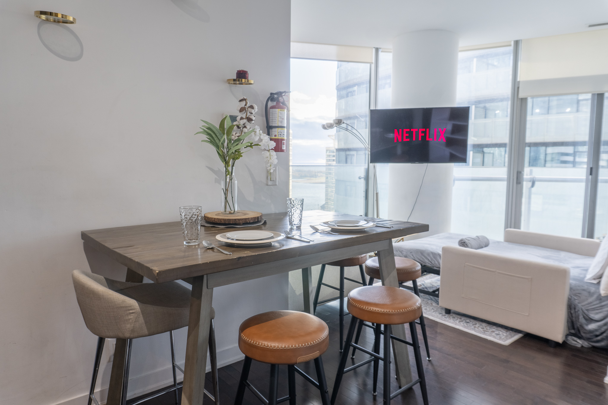 1805-2Bdr+ Den, 4-Bed, CN Tower View with parking