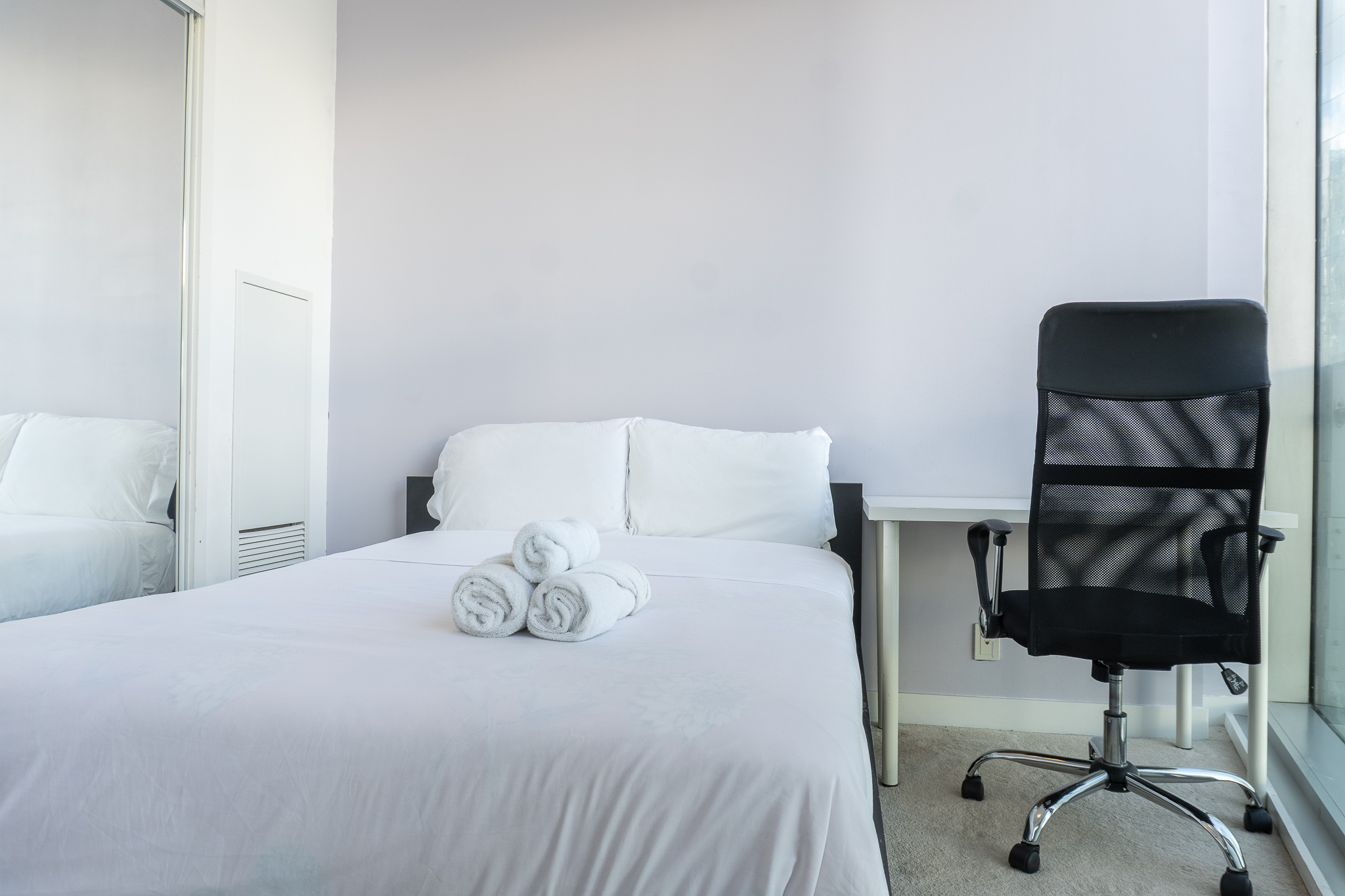 1805-2Bdr+ Den, 4-Bed, CN Tower View with parking