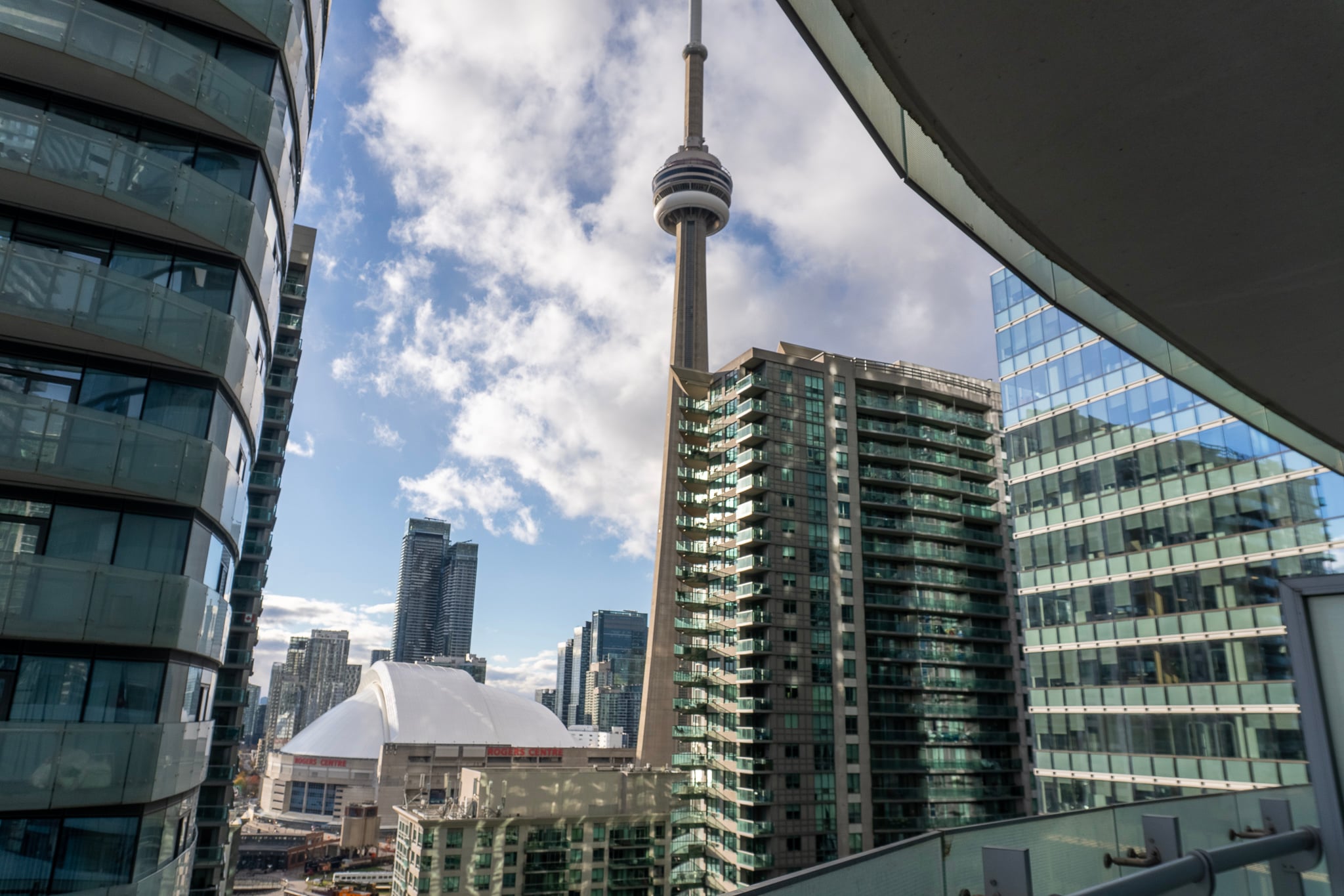 1805-2Bdr+ Den, 4-Bed, CN Tower View with parking