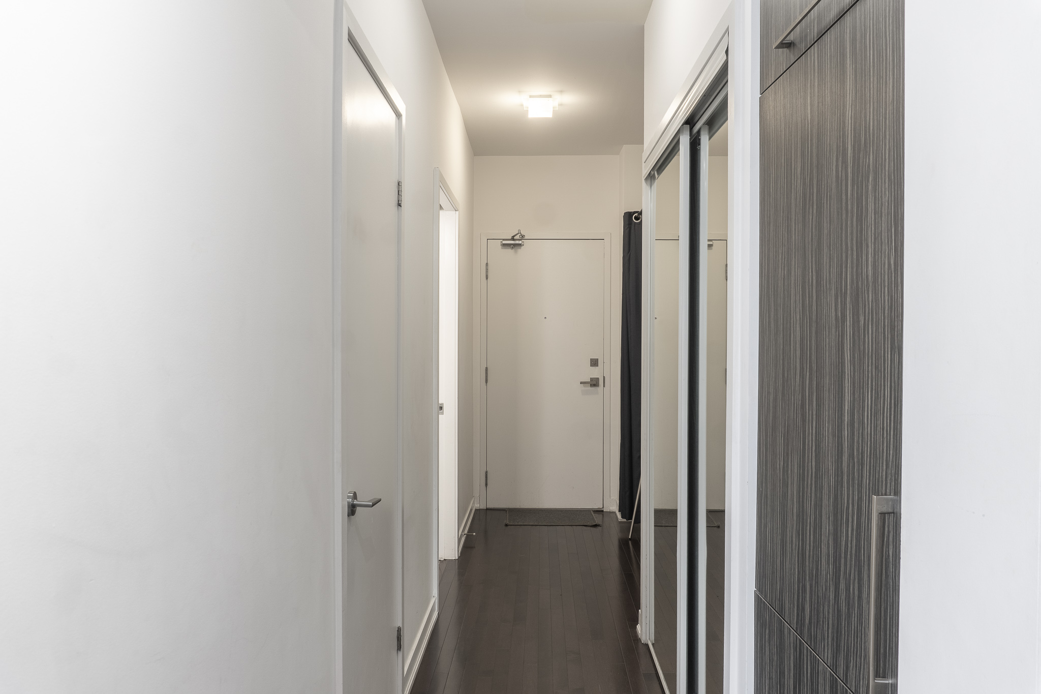 1805-2Bdr+ Den, 4-Bed, CN Tower View with parking