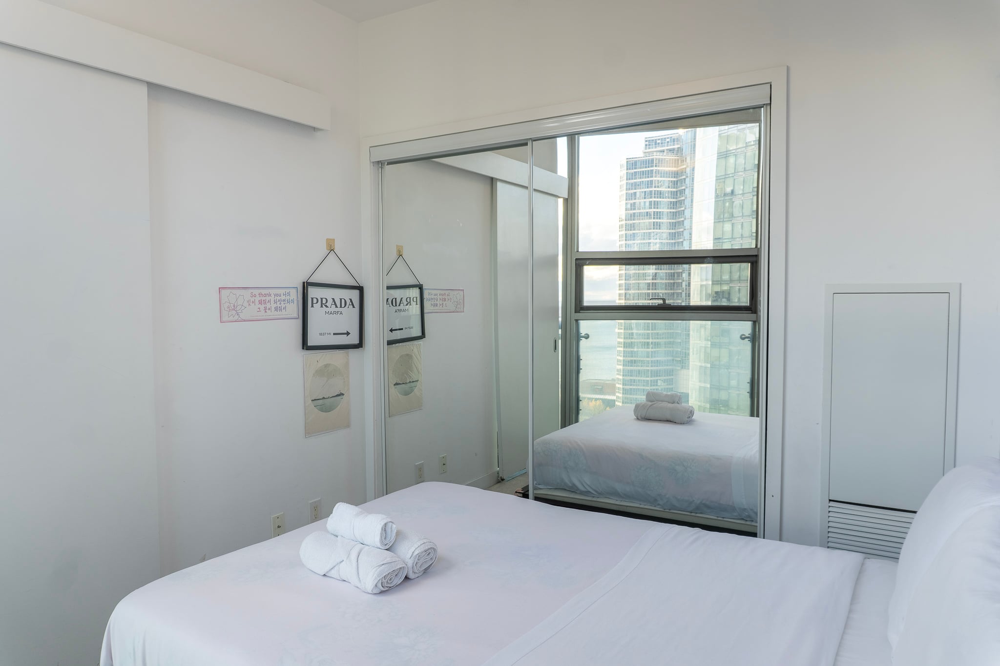1805-2Bdr+ Den, 4-Bed, CN Tower View with parking