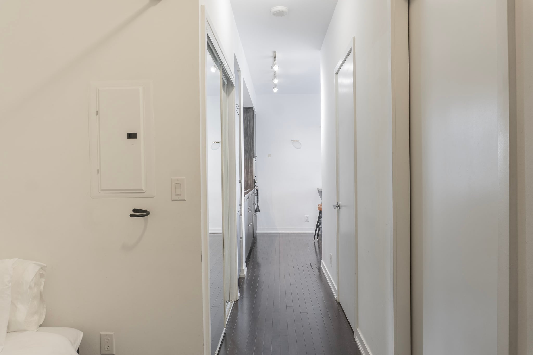 1805-2Bdr+ Den, 4-Bed, CN Tower View with parking