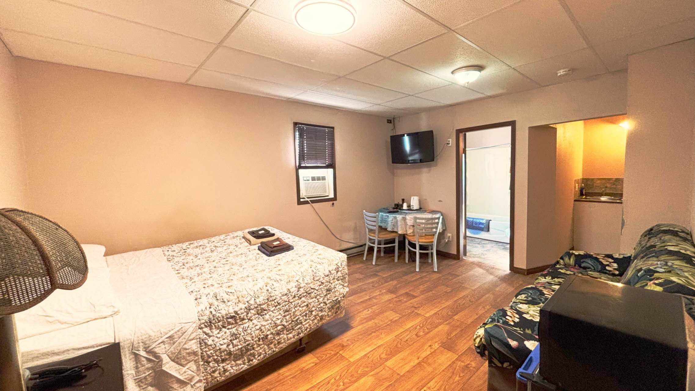 Room 6- With one Kingbed