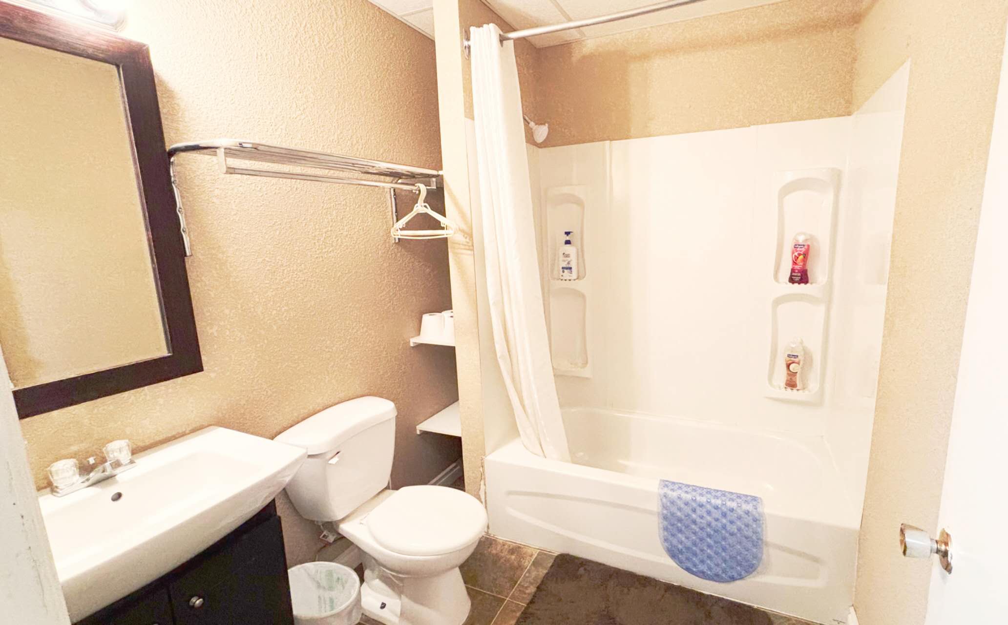 Room5- With 2 Rooms & 2 Queenbeds