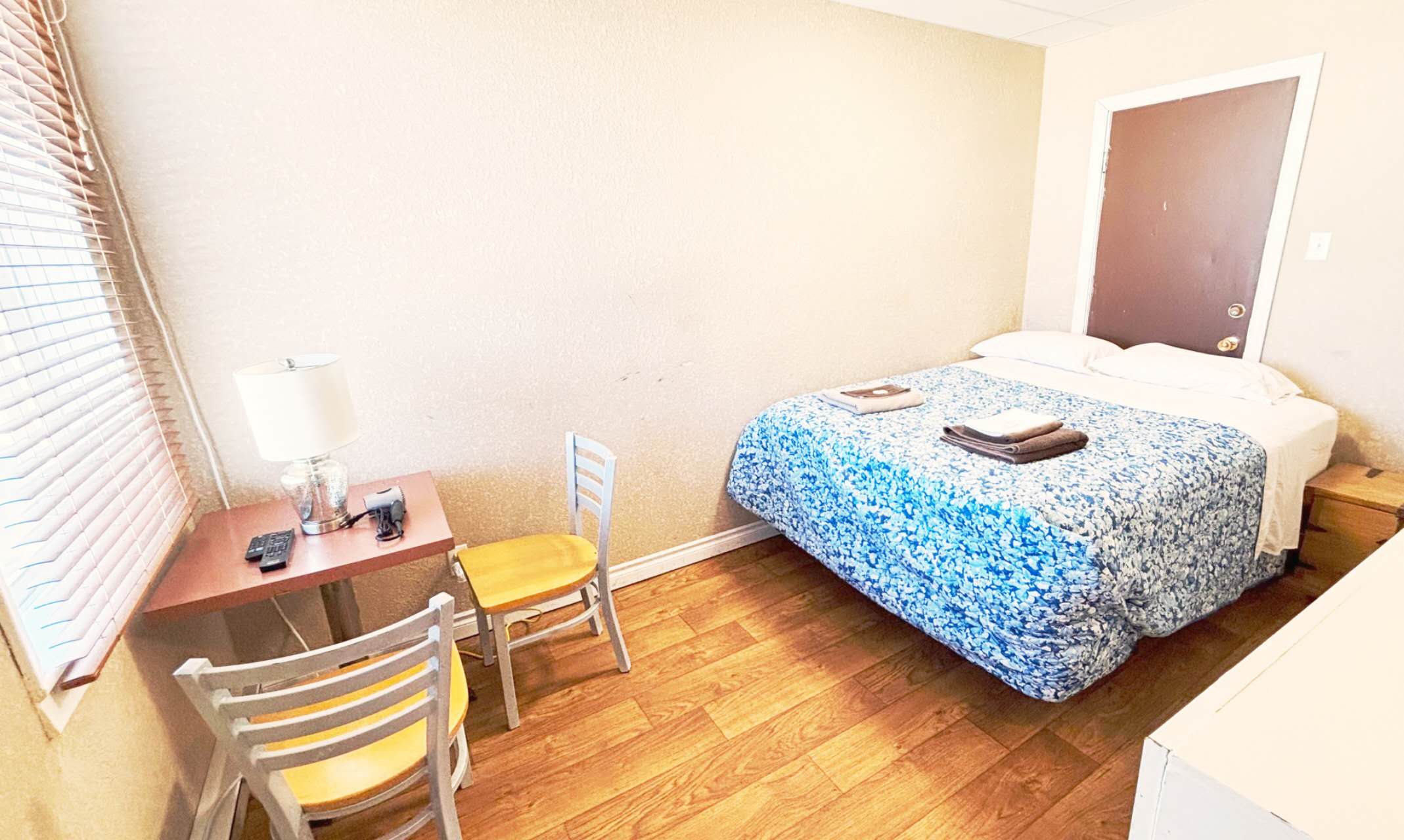 Room5- With 2 Rooms & 2 Queenbeds