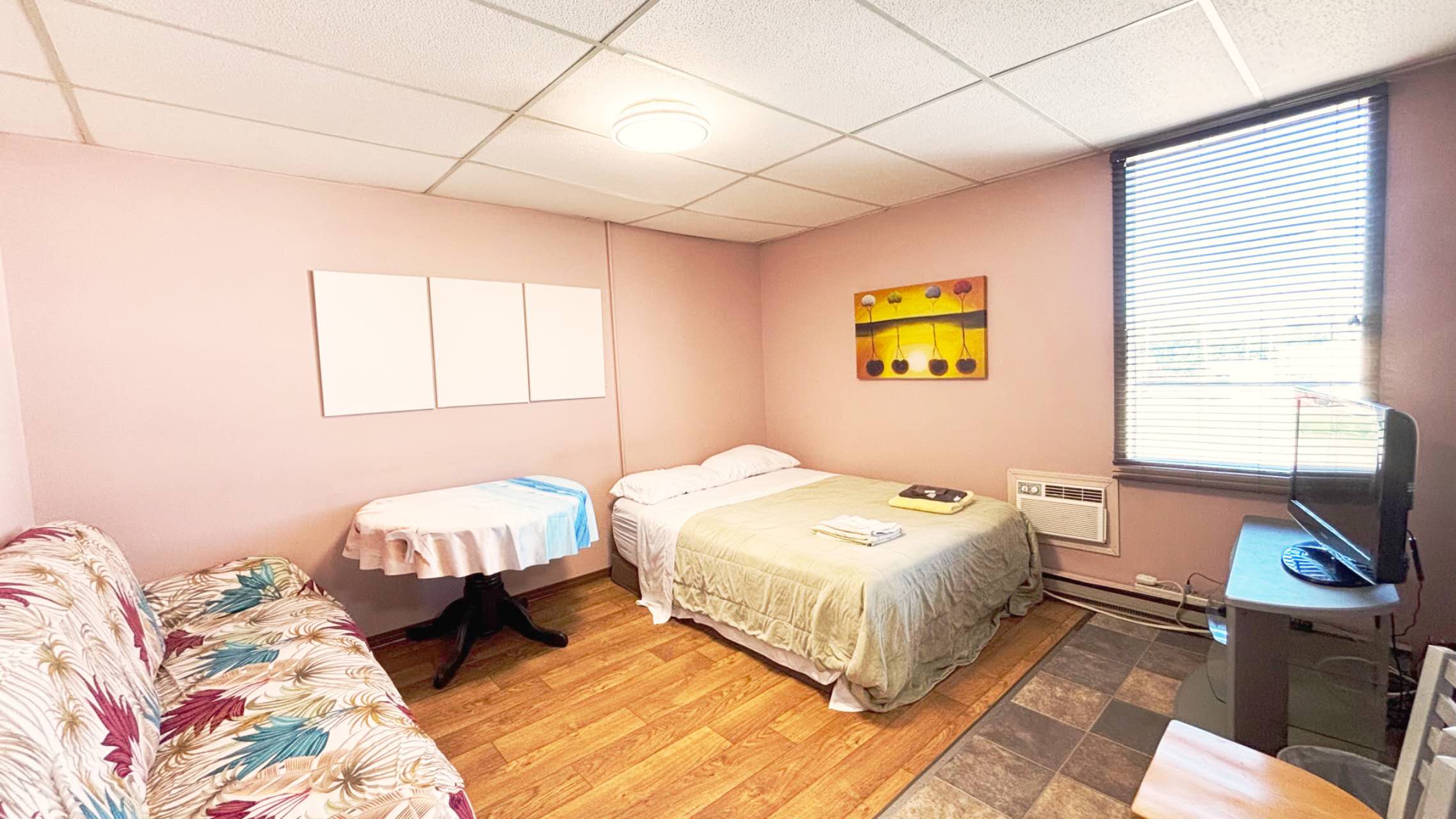 Room5- With 2 Rooms & 2 Queenbeds