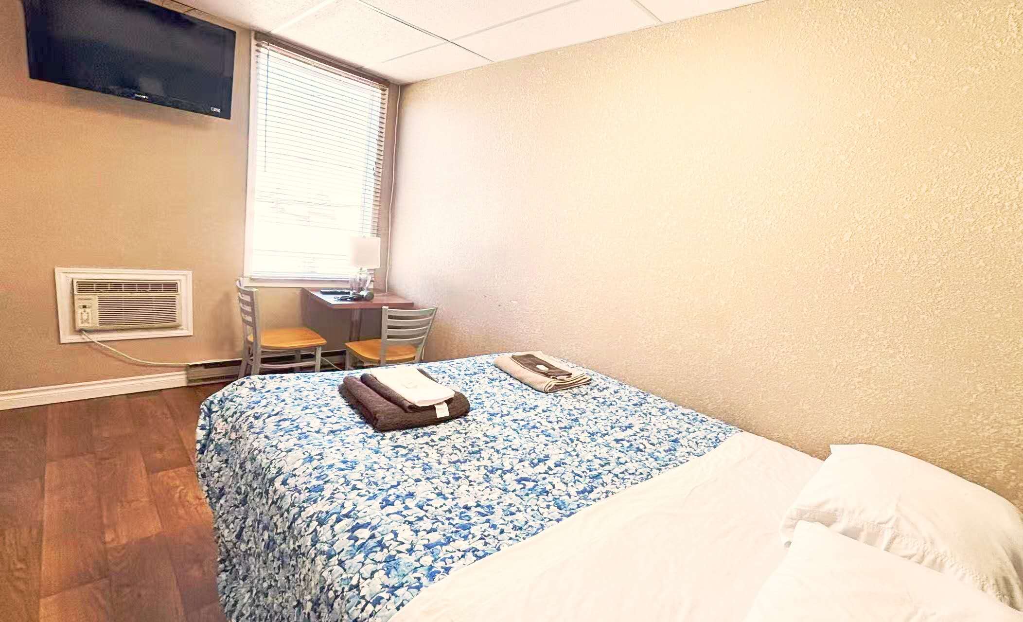 Room5- With 2 Rooms & 2 Queenbeds