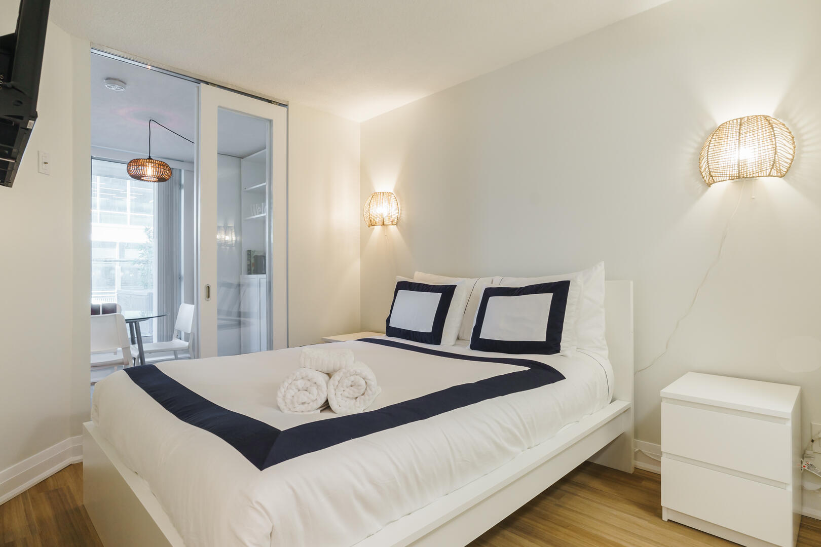 714- 2-Bdr, 3 Beds, 2 Bath by Scotiabank Arena, with Parking