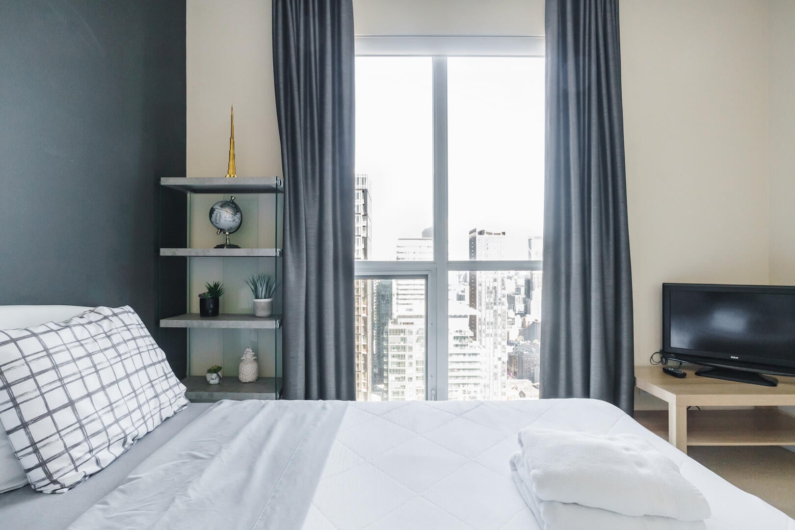 4305- 1BDR, Rogers Centre + Parking Across CN Tower 