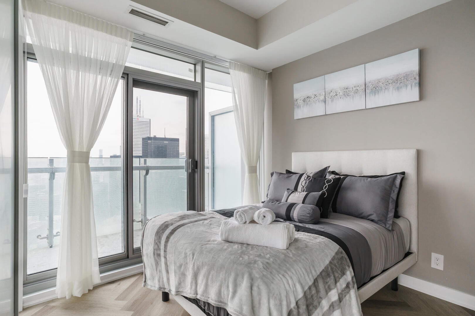5708 - Billion Condo with CN Tower View