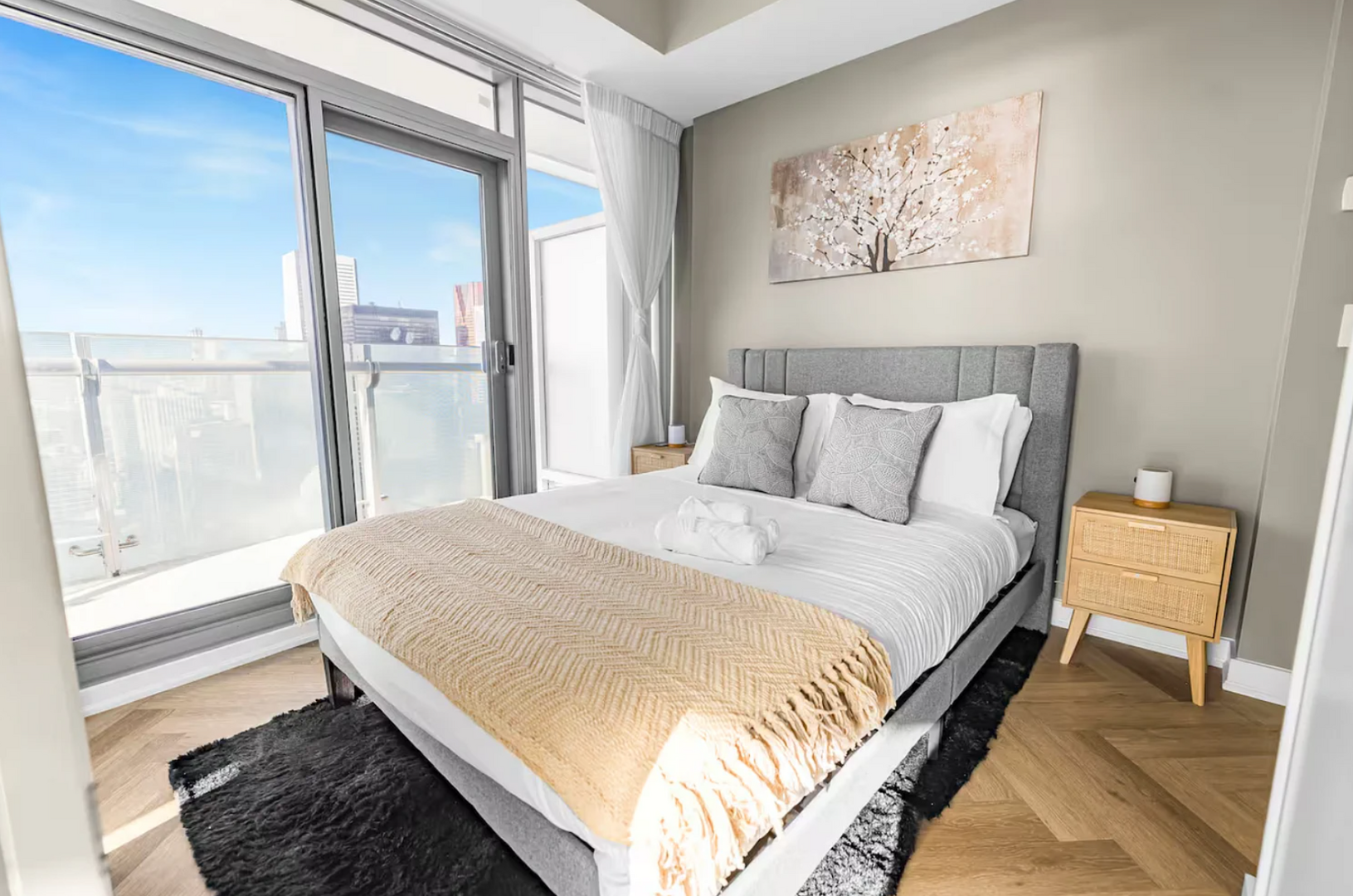 5903 - Luxe 3BR Condo CN Tower W/Parking