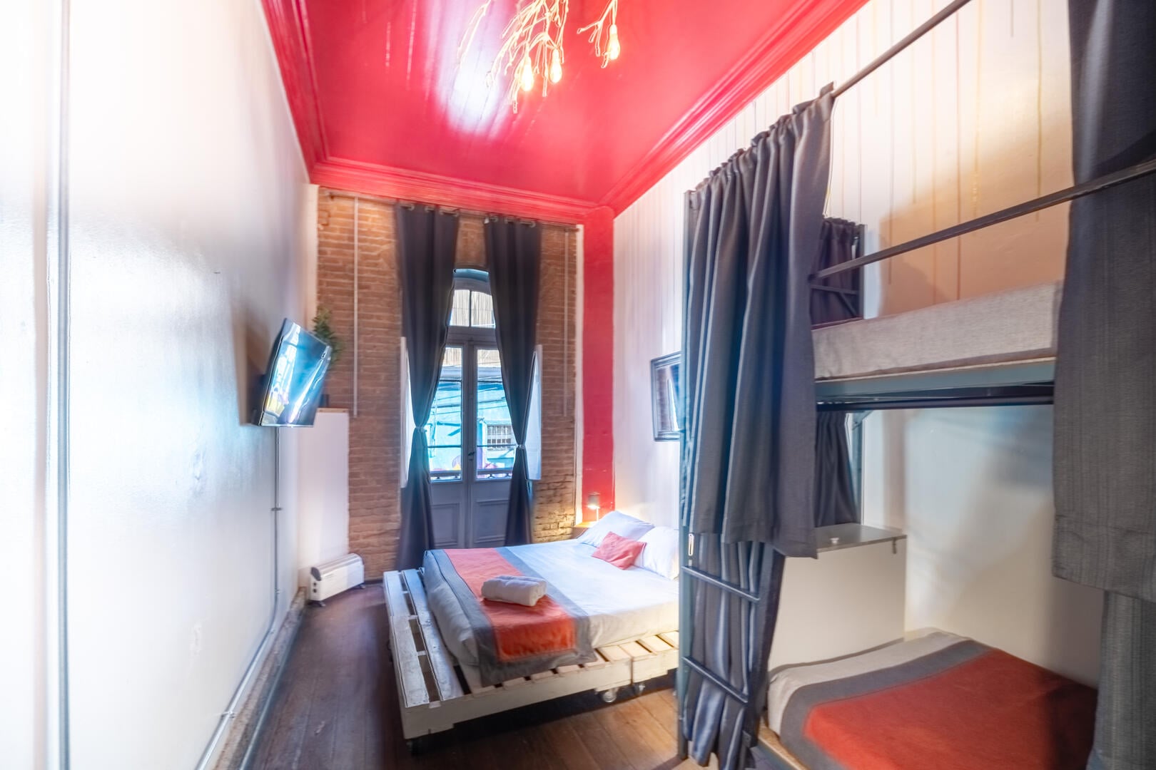 (H2) PRIVADA x2 · BAÑO COMPARTIDO · Habitación doble con 1 cama king o 2 camas individuales