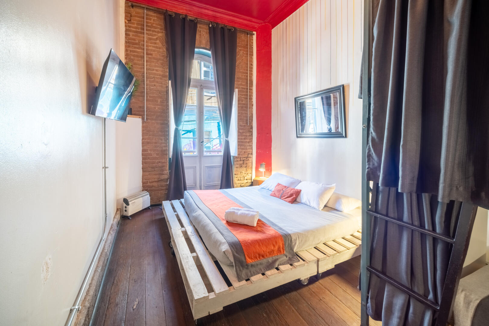 (H2) PRIVADA x2 · BAÑO COMPARTIDO · Habitación doble con 1 cama king o 2 camas individuales