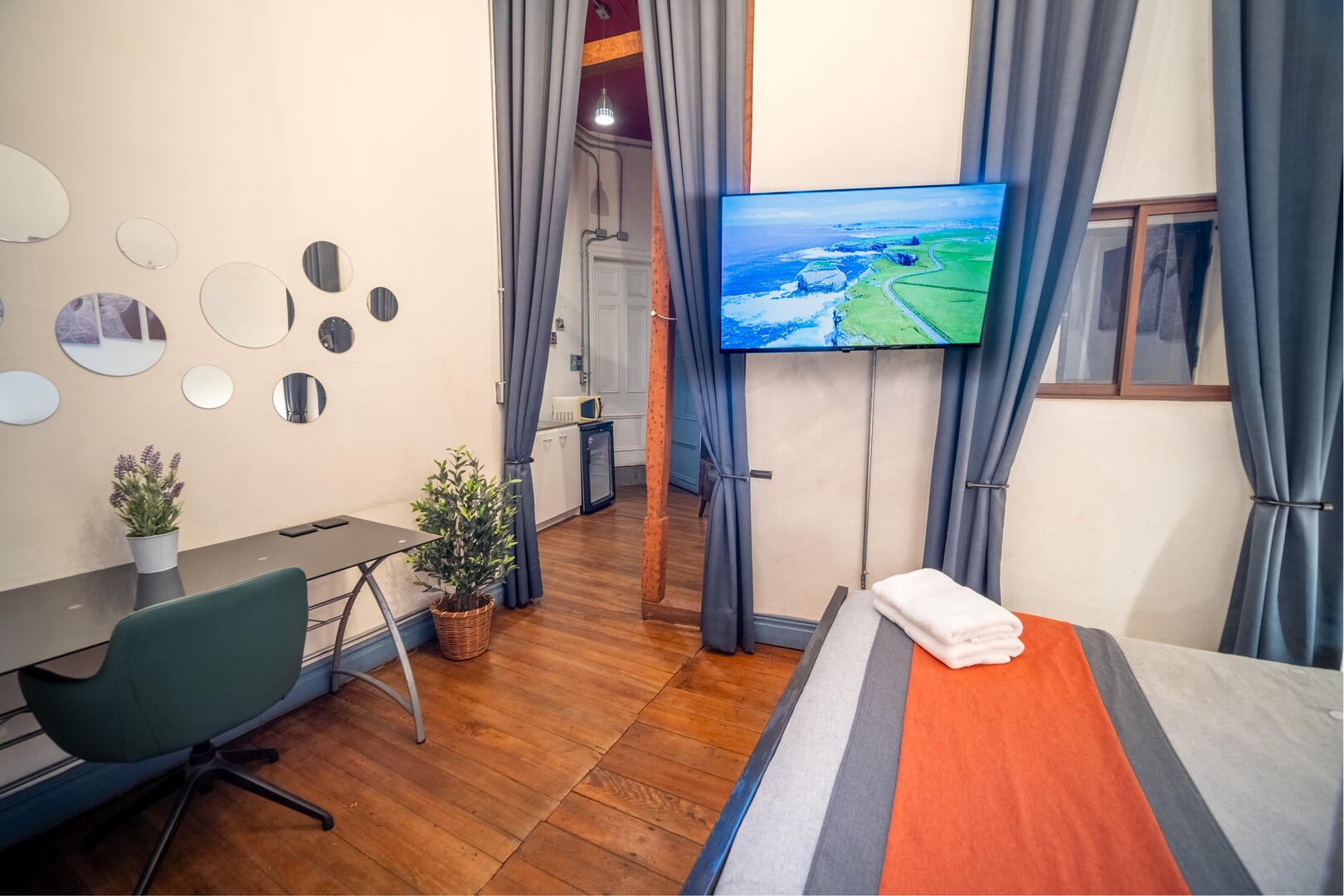 (H12) PRIVADA x2 · BAÑO PRIVADO · Habitación triple con 1 cama matrimonial y cocina