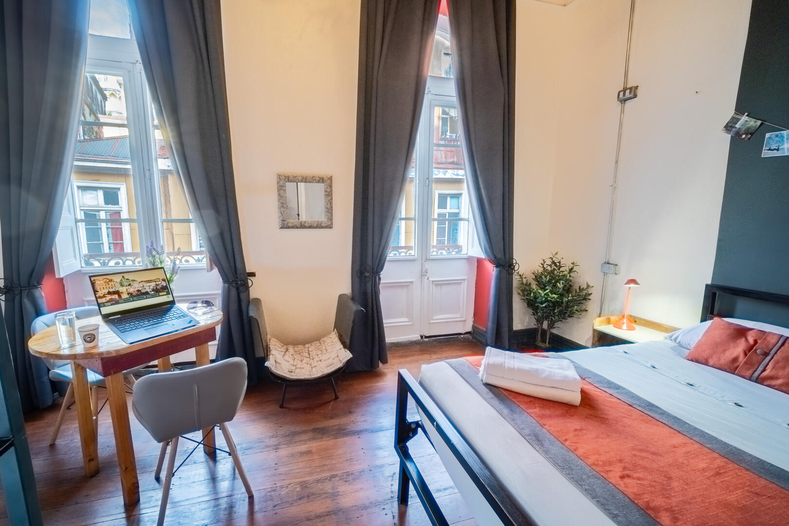 (H9) PRIVADA x2 · BAÑO COMPARTIDO · Habitación doble con 1 cama matrimonial o 2 camas individuales