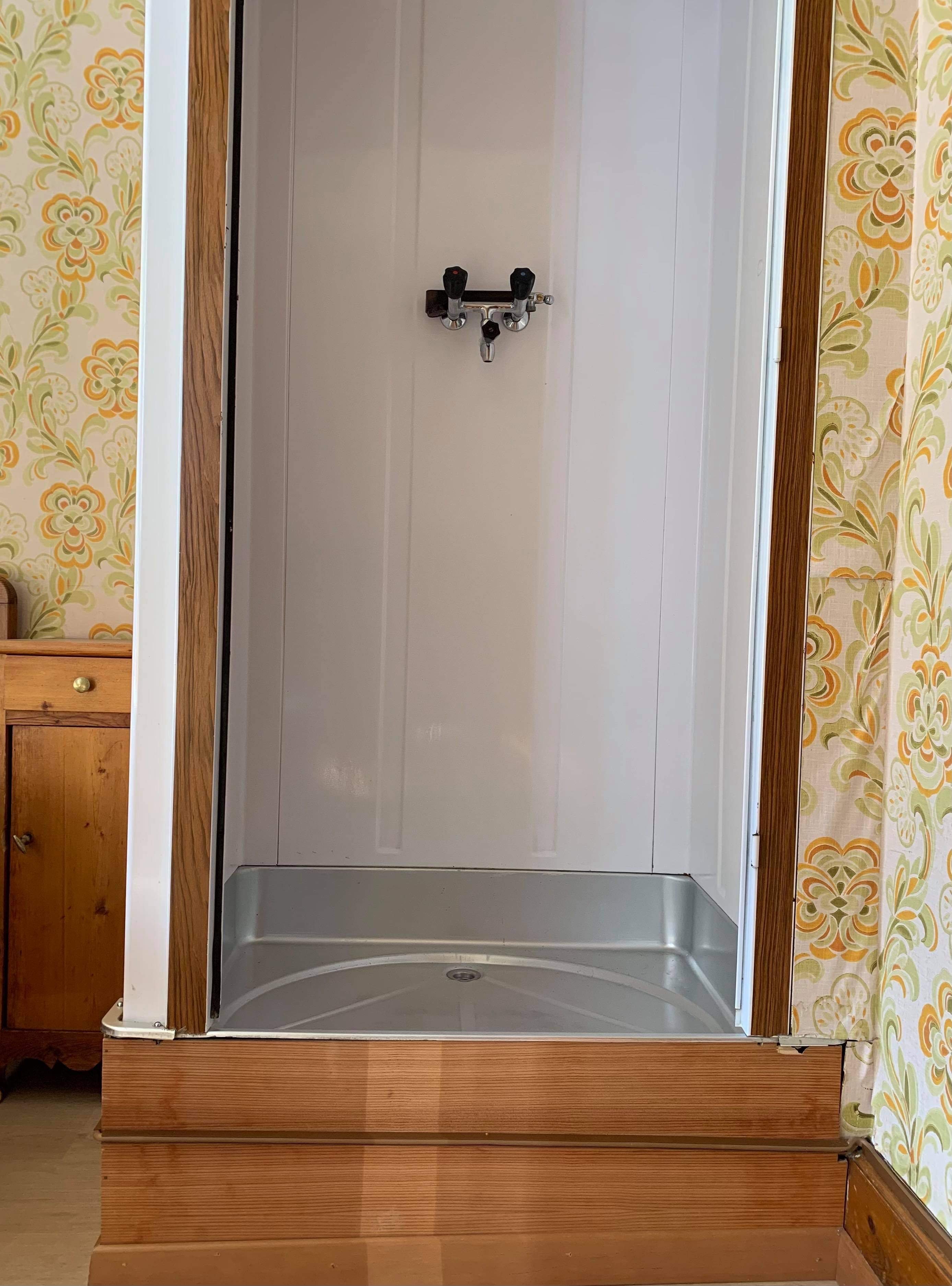 Chambre double, toilettes communes 