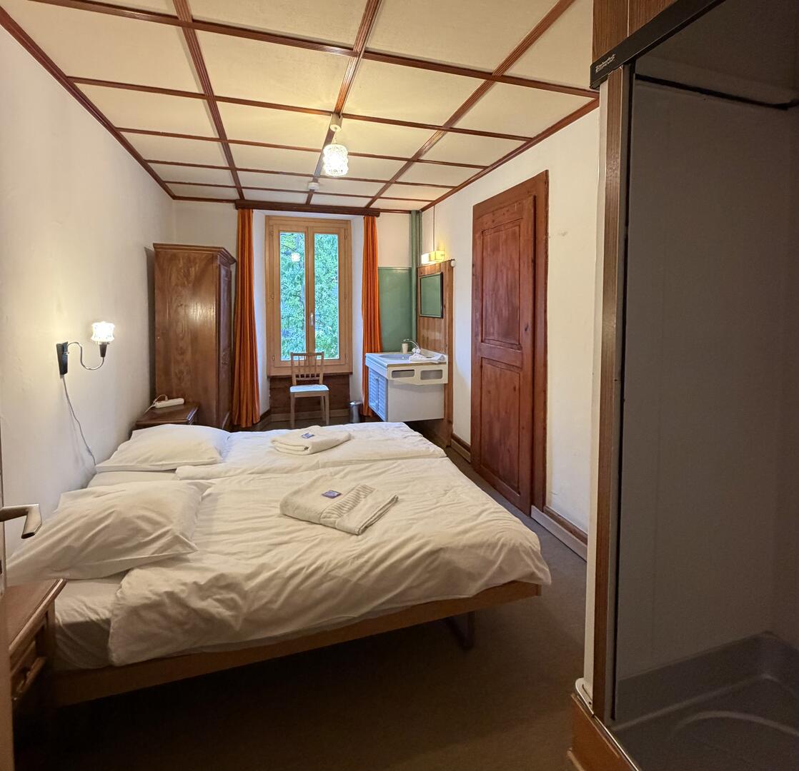 Chambre double, toilettes communes 