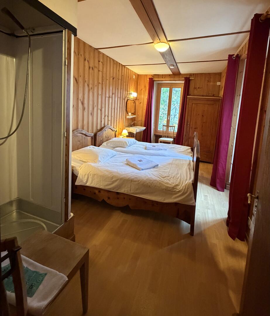 Chambre double, toilettes communes 