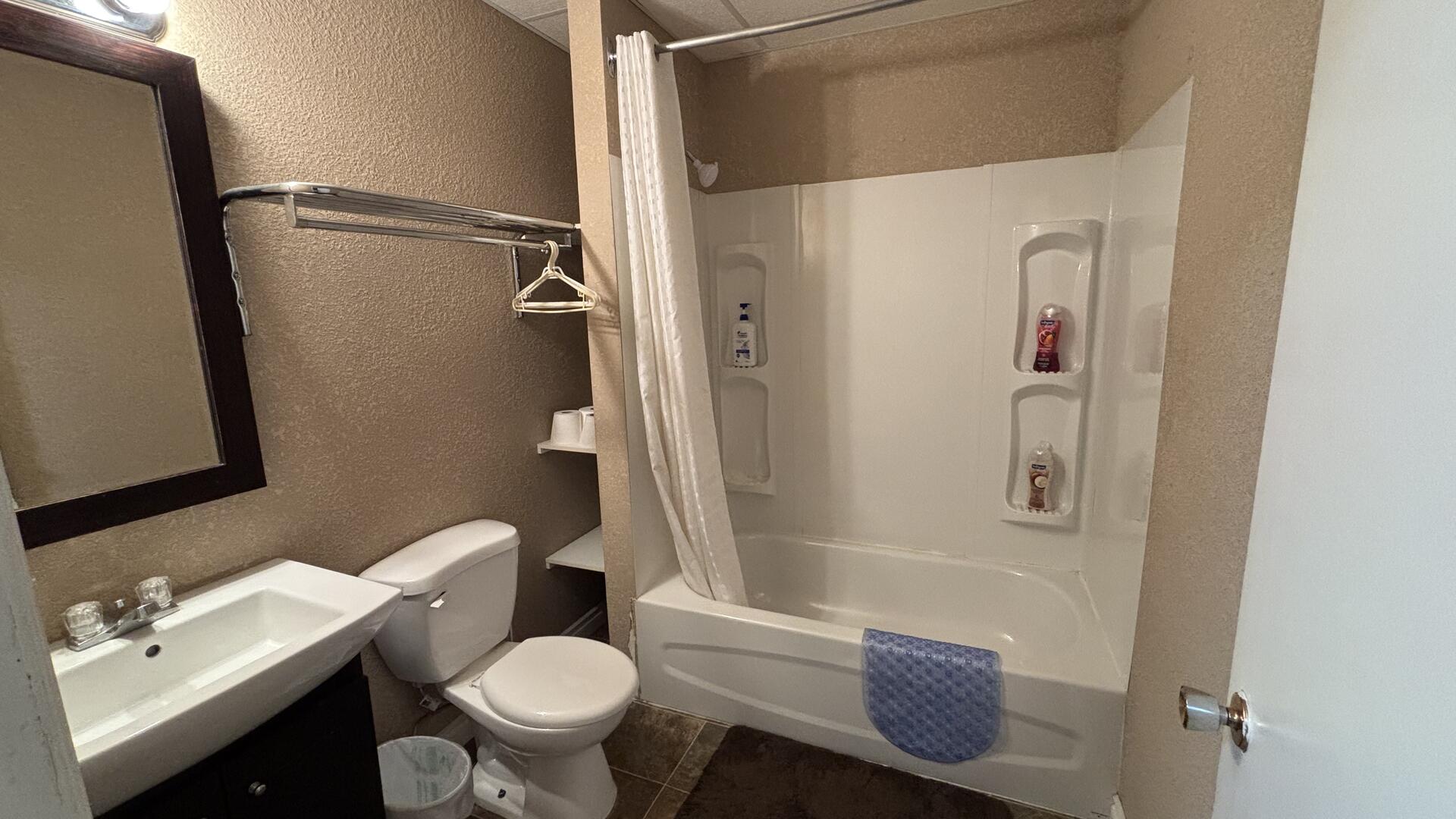 Room2 -With 2 Rooms & 1 Queenbed+1 Twinbed