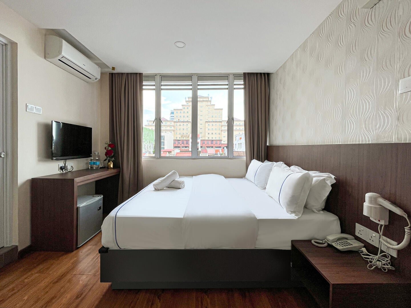 Deluxe King Room (City View)