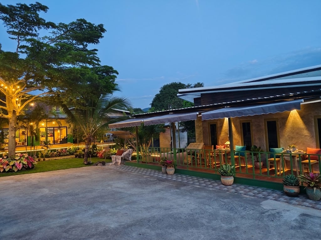 Premium-Zimmer mit Leinenbett in Boutique Villa
